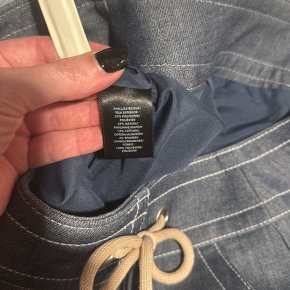 NWT Ann Taylor denim skirt. Size 8P zips in back has pockets, great for summer! - Picture 8 of 8